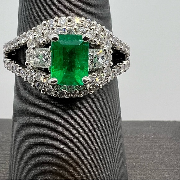 18k White Gold Diamond & Emerald Ring - Picture 3 of 9